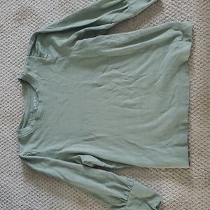 Cute sweatshirt with puff sleeved. L